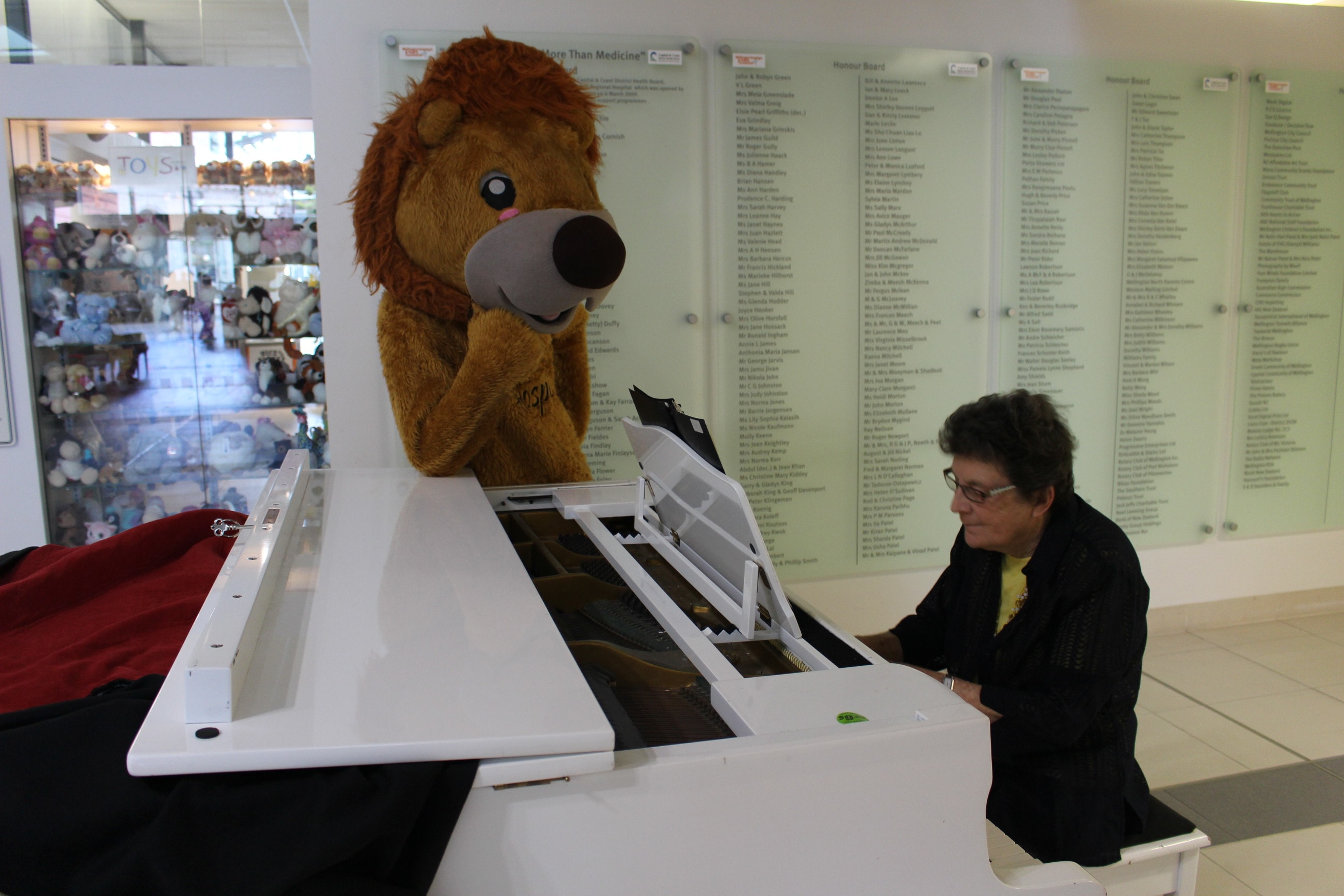 Hospi admiring Pat's playing!