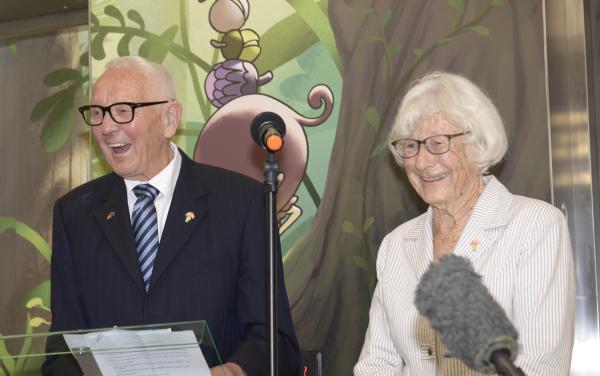 Sir Mark Dunajtschik and Dorothy Spotswood open the new children's hospital.