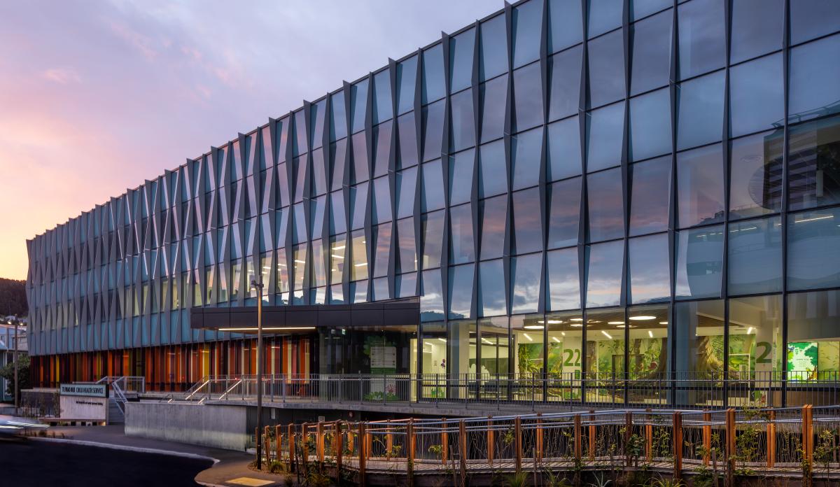 Te Wao Nui Children's Hospital at dusk