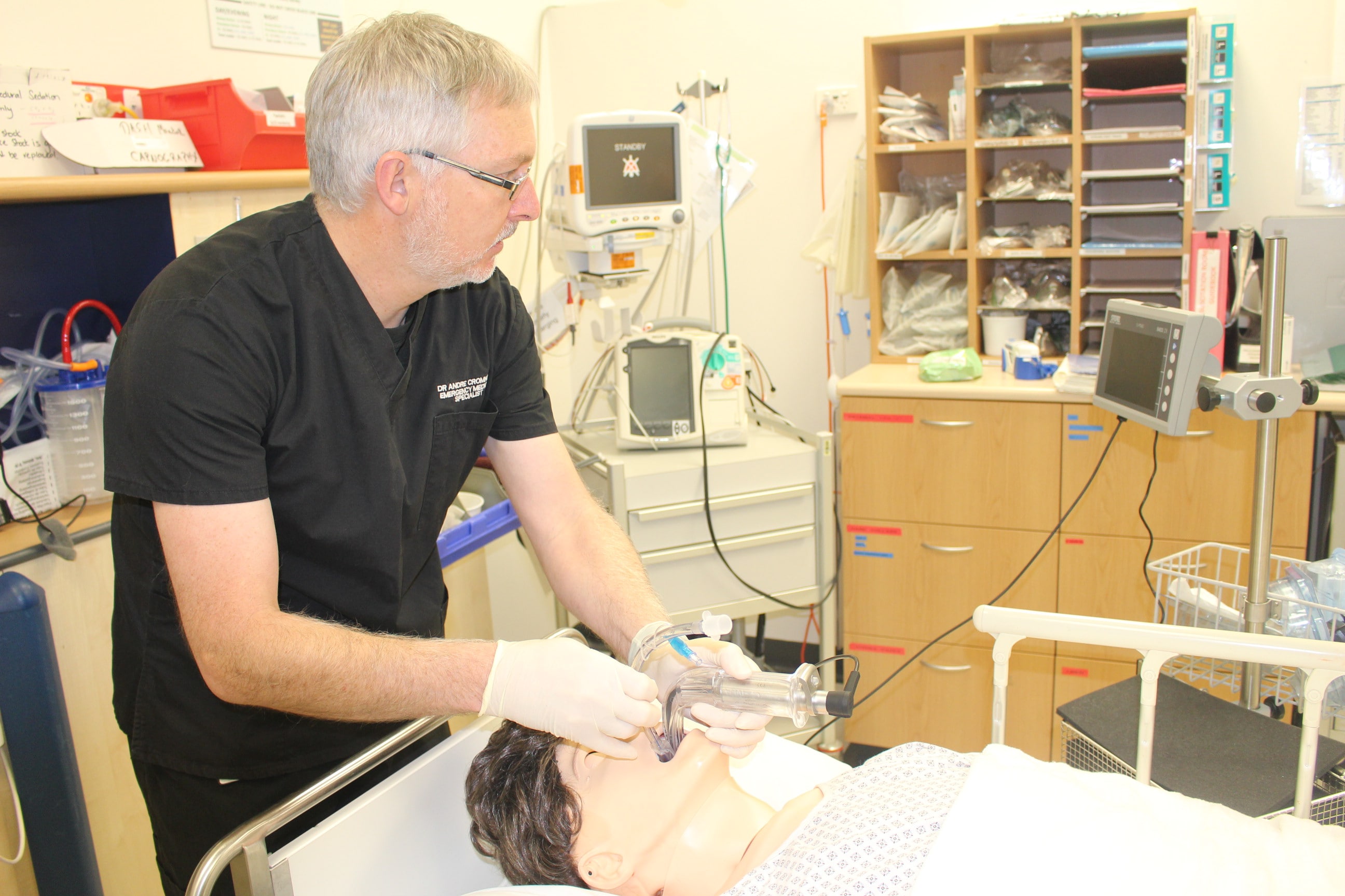 Dr Andre Cromhout demonstrating how the Videolaryngoscope works